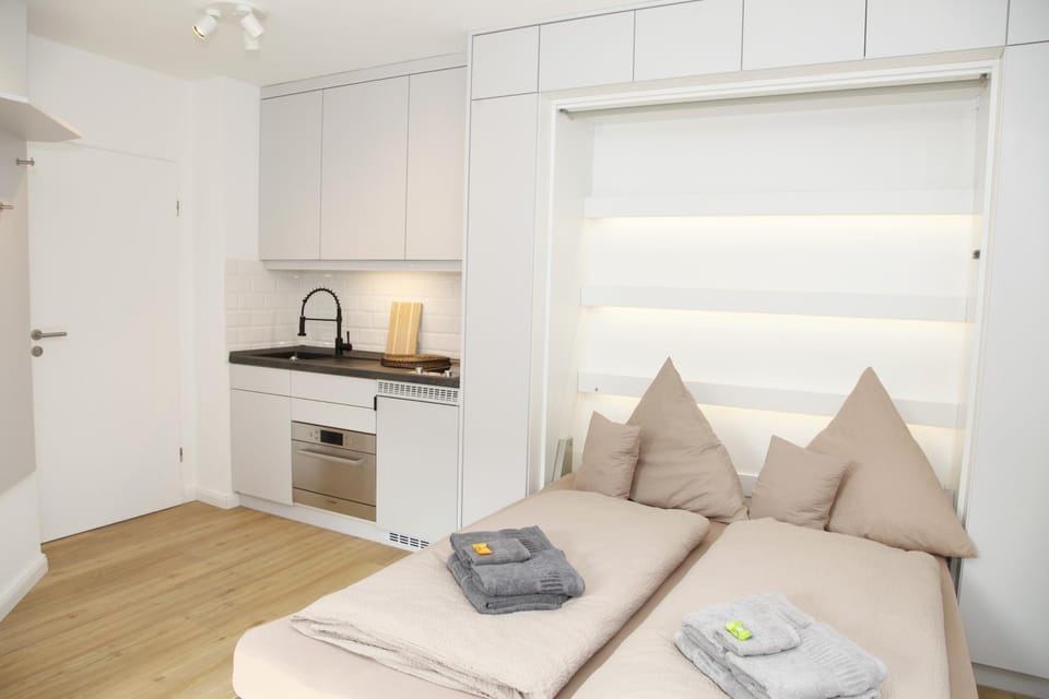 Bed, Kitchen or kitchenette, Photo of the whole room, stove, towels