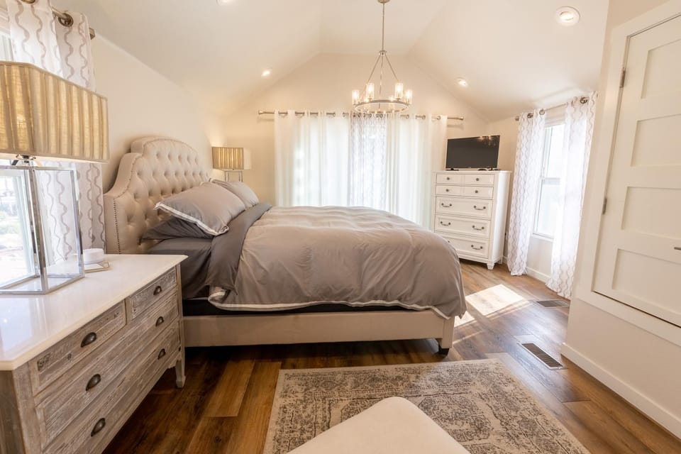 Luxurious Historic Renovated Bungalow DT Rapid City with Private Patio House in Rapid City