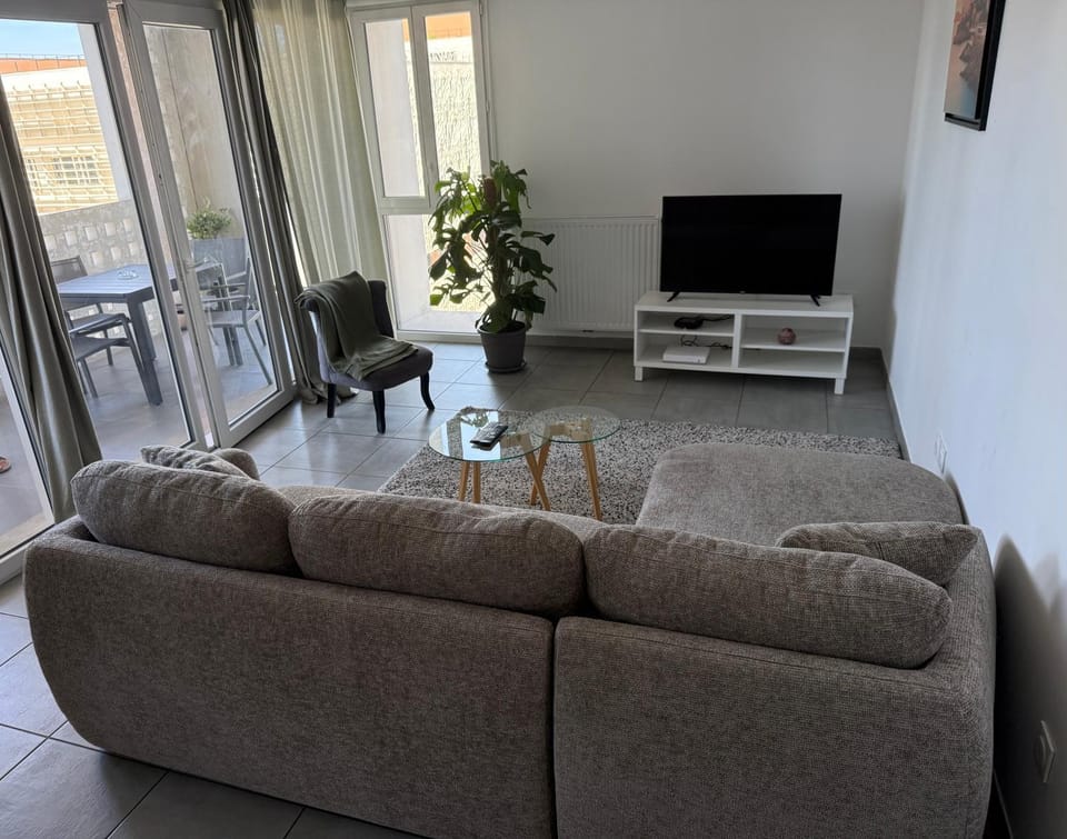 Apparemment lumineux (3 lits, 2 chambres, 1 salon) 2ème Arrondissement Apartment in Marseille