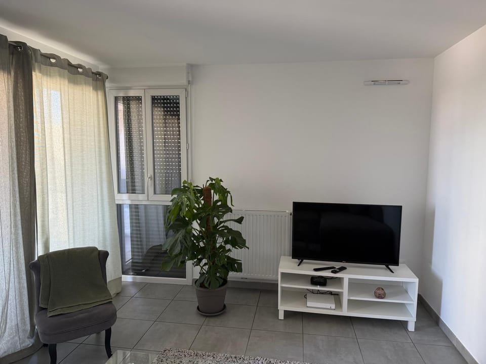 Apparemment lumineux (3 lits, 2 chambres, 1 salon) 2ème Arrondissement Apartment in Marseille