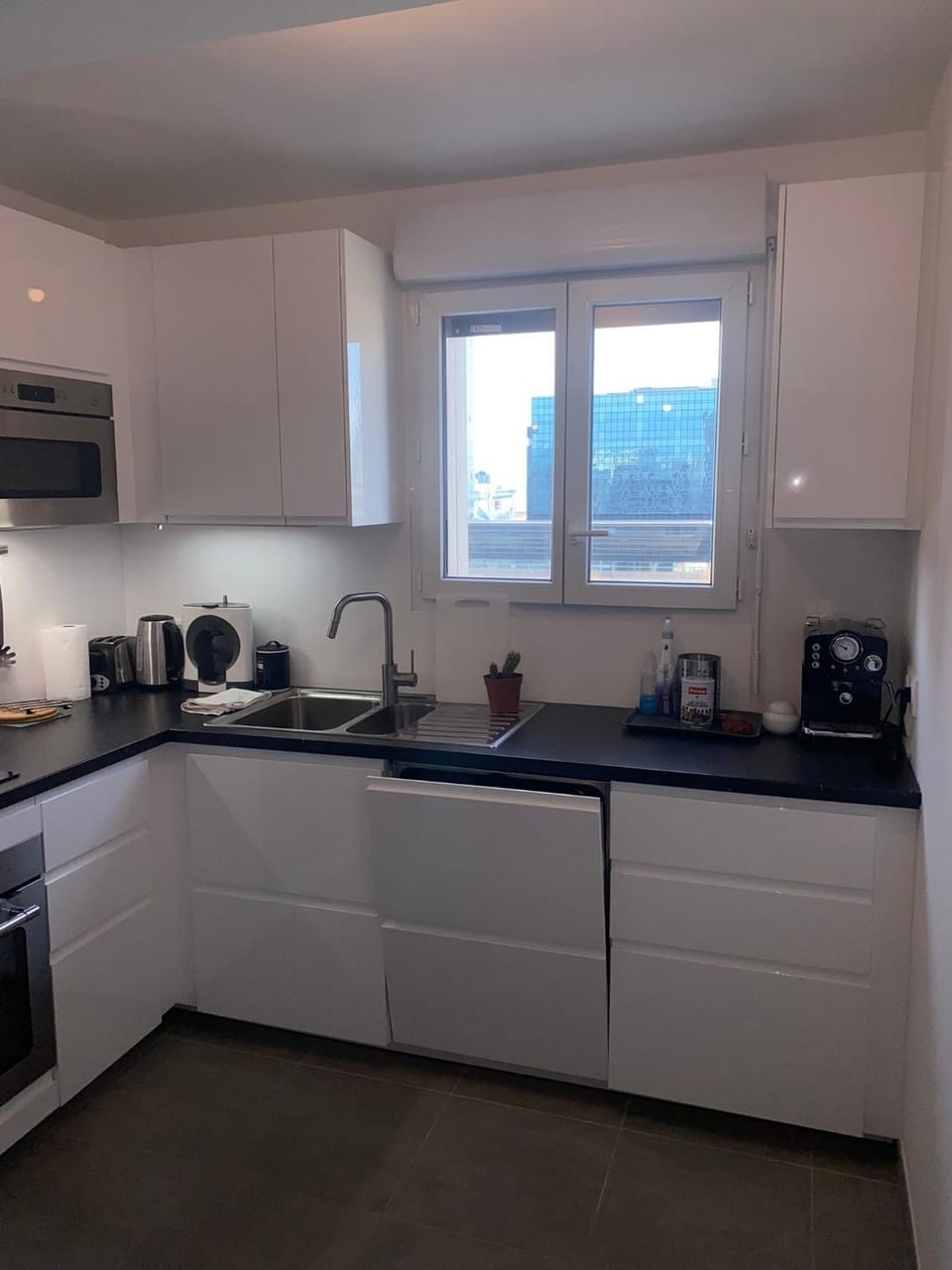 Coffee/tea facilities, dishwasher, minibar, pet friendly, stove