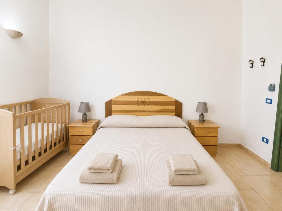 Bedroom, cot