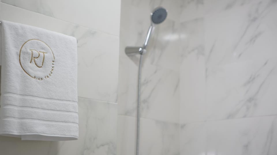Shower, Bathroom, towels