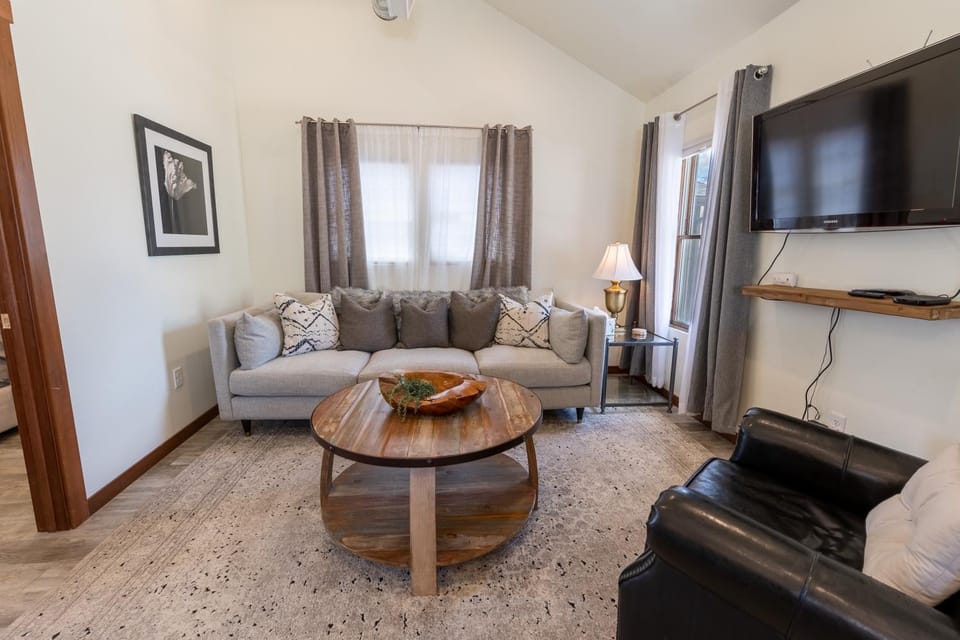 Modern Luxury Bungalow steps from DT Activities House in Rapid City