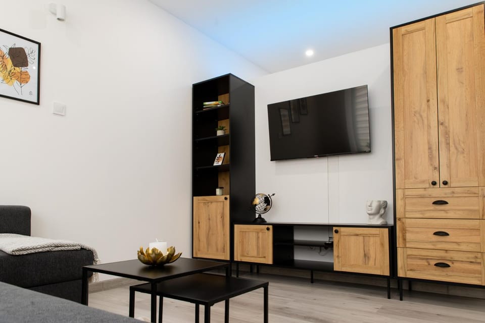 Communal lounge/ TV room, TV and multimedia, Living room, Seating area, Evening entertainment