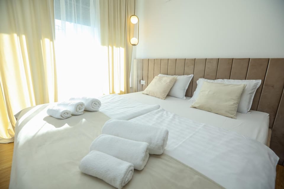 Bed, Bedroom, towels