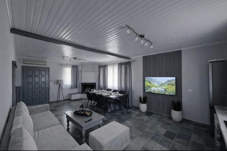 TV and multimedia, Living room, Seating area, Dining area, fireplace