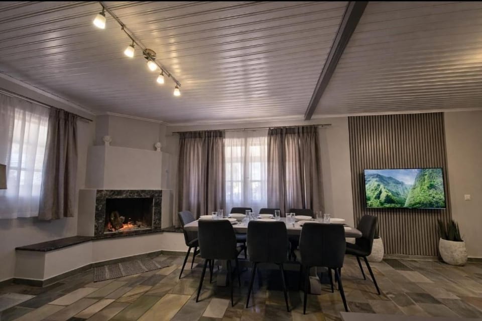 TV and multimedia, Seating area, Dining area, fireplace
