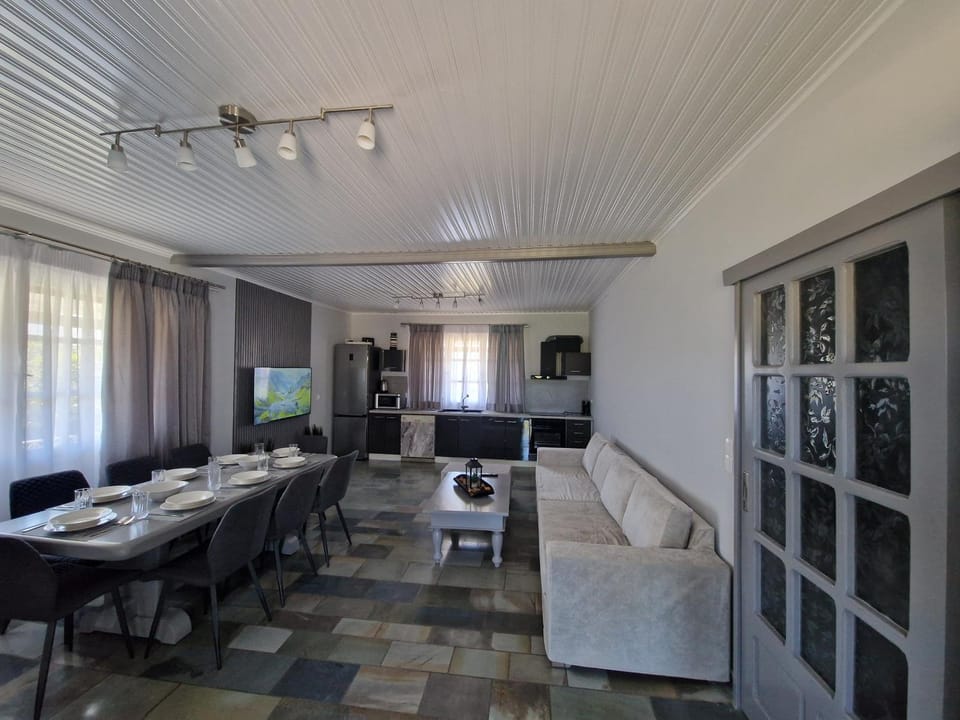 Property building, TV and multimedia, Living room, Dining area, Garden view, fireplace, internet, air conditioner