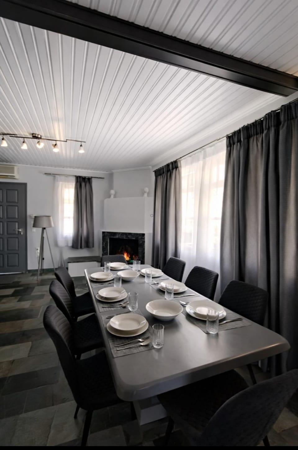 TV and multimedia, Dining area, fireplace