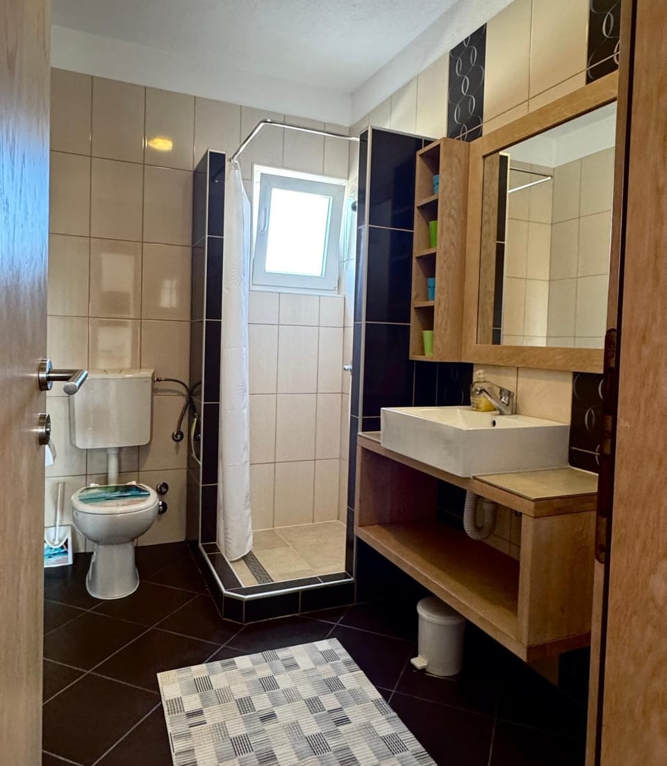 Shower, Toilet, Bathroom, towels