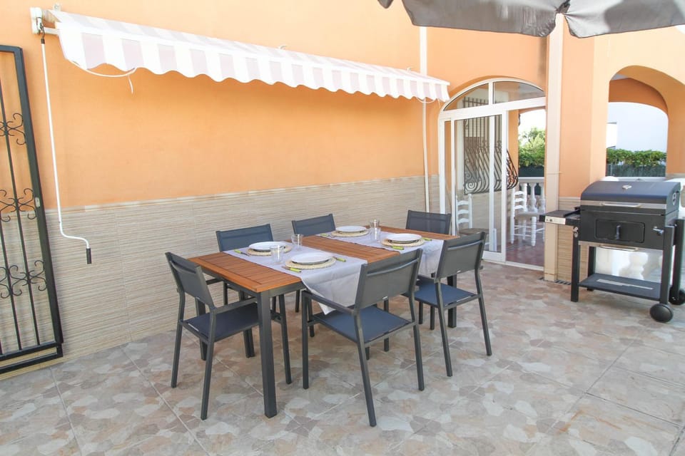 Great villa, Sea views, 20 secs walk to the beach, BBQ, 9 people, 5 mins car from Alicante city center, sailing club 3 mins walk Villa in Alicante