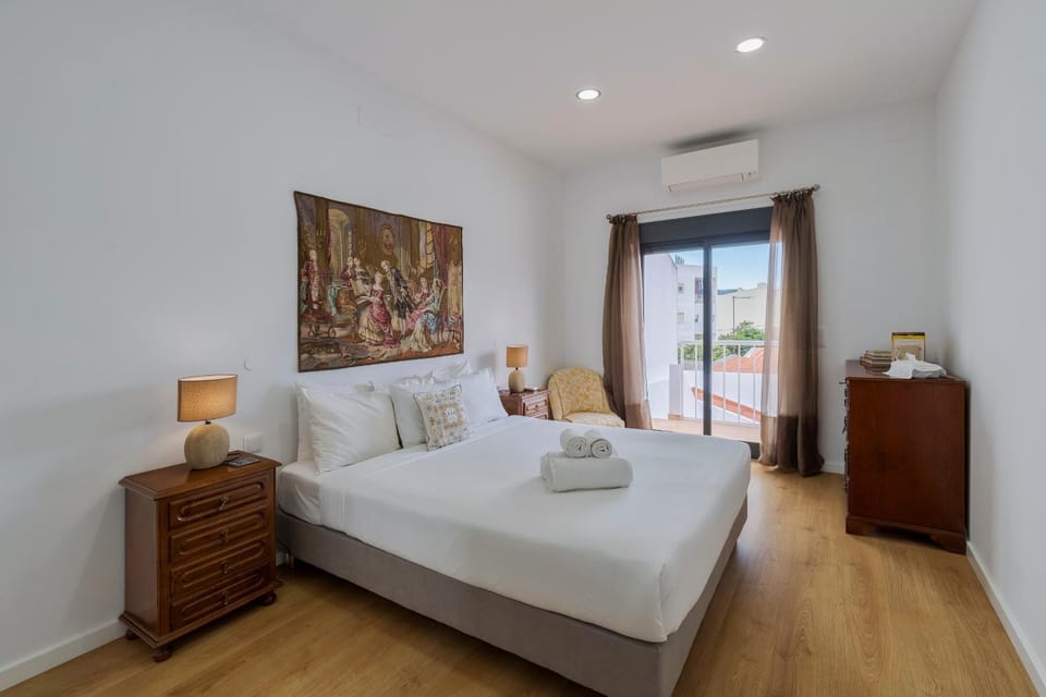 Bed, Photo of the whole room, Decorative detail, Bedroom, air conditioner