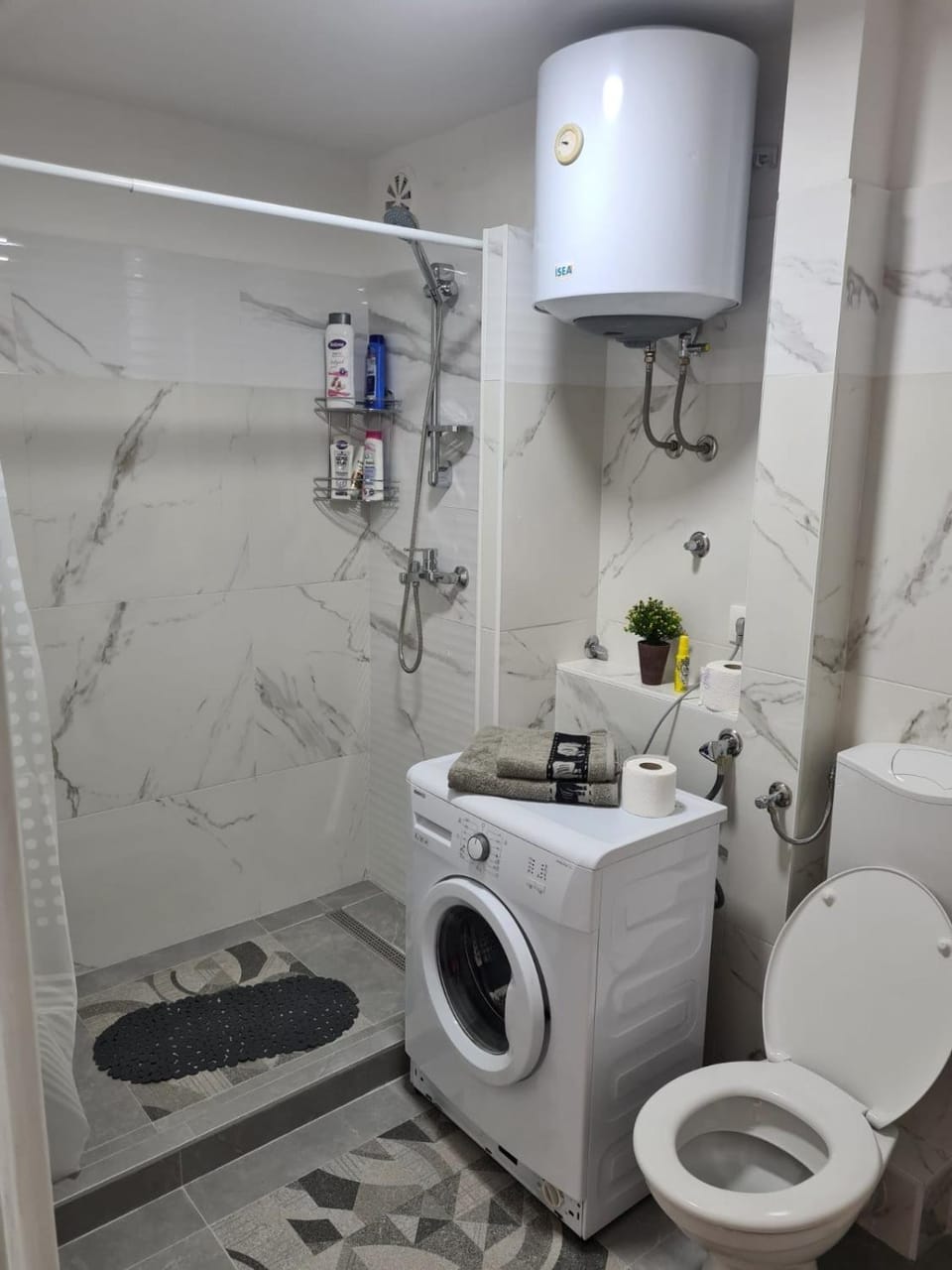 Shower, Toilet, Bathroom, towels, washing machine