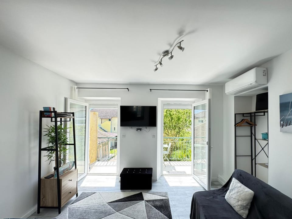 TV and multimedia, Photo of the whole room, Bedroom, air conditioner