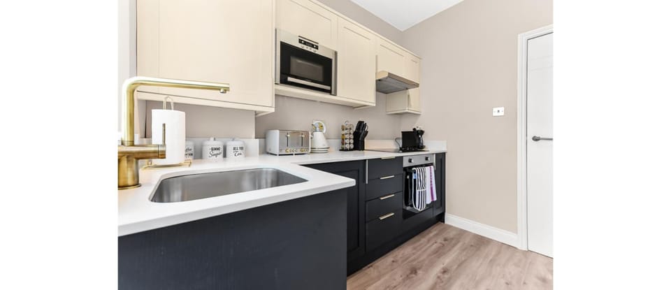 Coffee/tea facilities, Kitchen or kitchenette, oven, stove