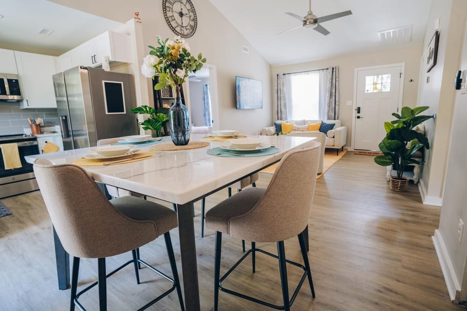 Kitchen or kitchenette, Living room, Seating area, Dining area, fireplace, minibar, pet friendly, stove