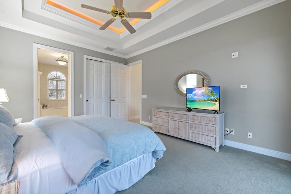 Bed, TV and multimedia, Photo of the whole room, Bedroom
