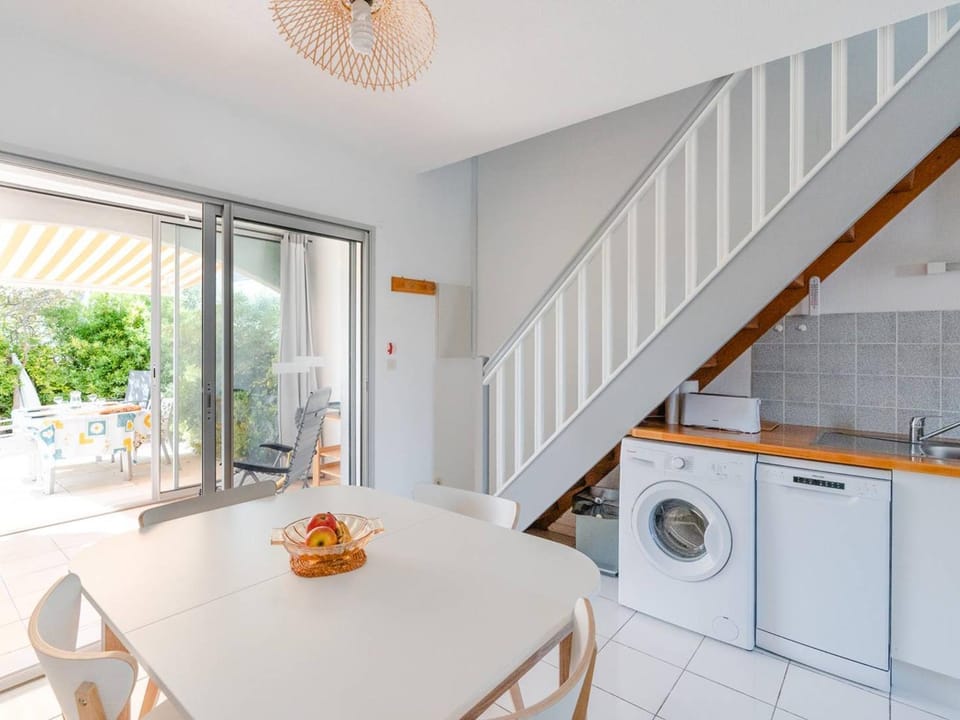 Duplex à Saint-Pierre-La-Mer - Parking, 2 Chambres, Terrasse - FR-1-409A-24 Apartment in Fleury