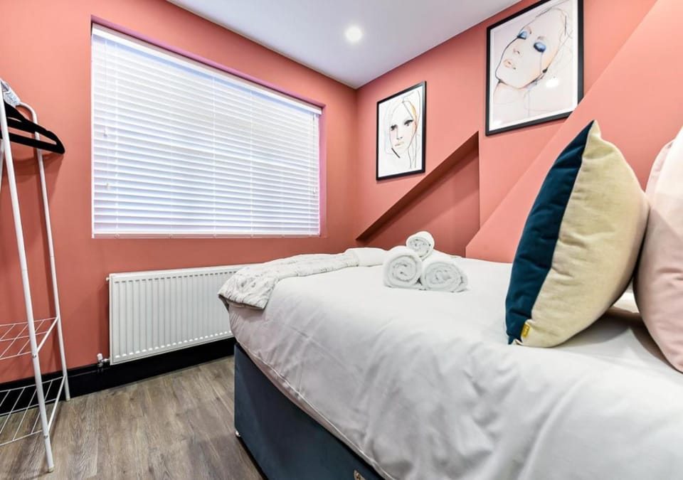 Bed, Photo of the whole room, Bedroom, internet, towels