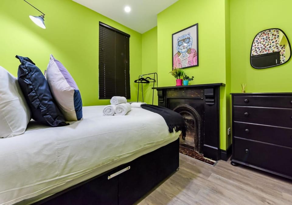 Bed, Photo of the whole room, Bedroom, fireplace, towels, wardrobe