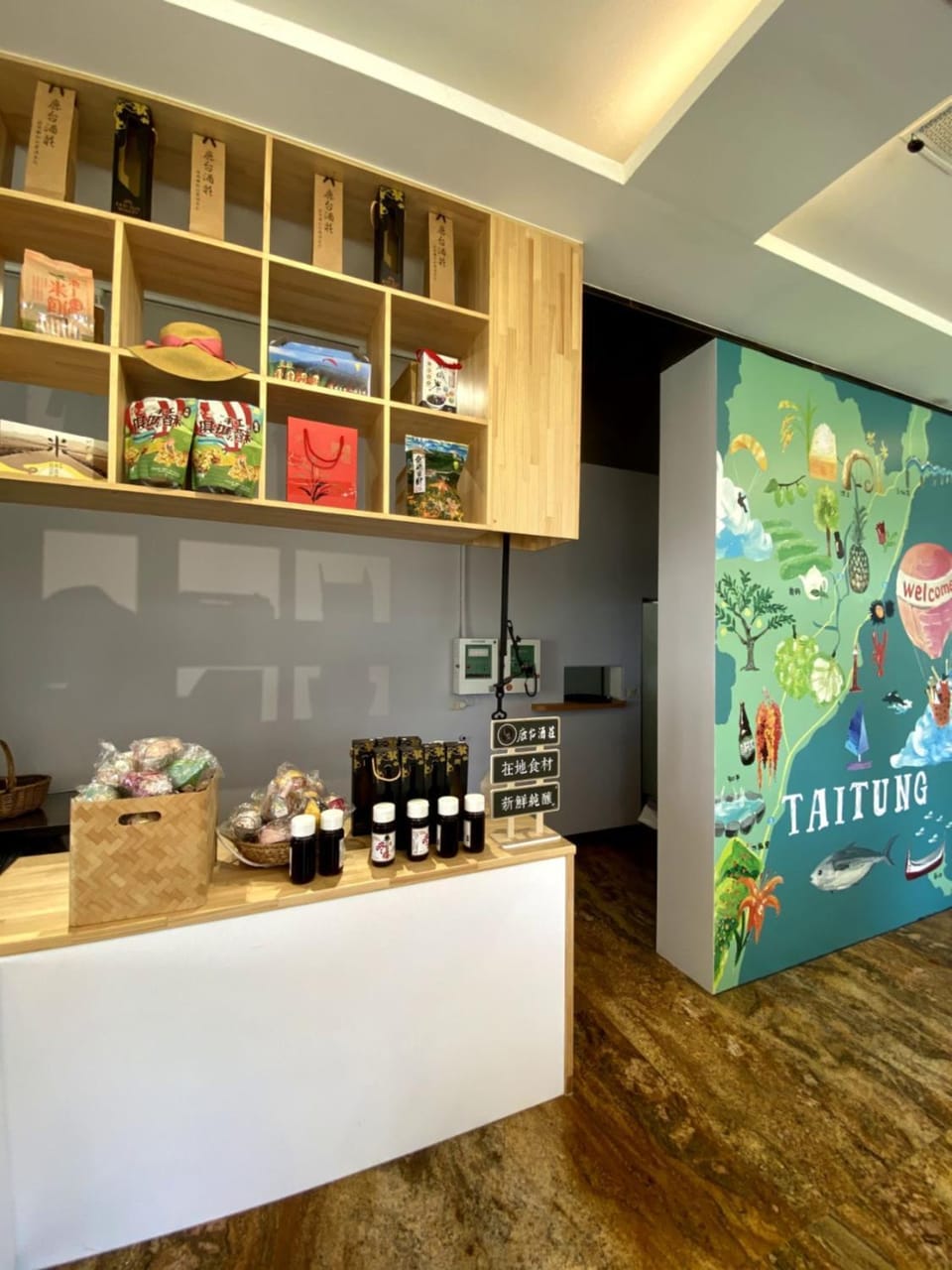 Restaurant/places to eat, Lounge or bar