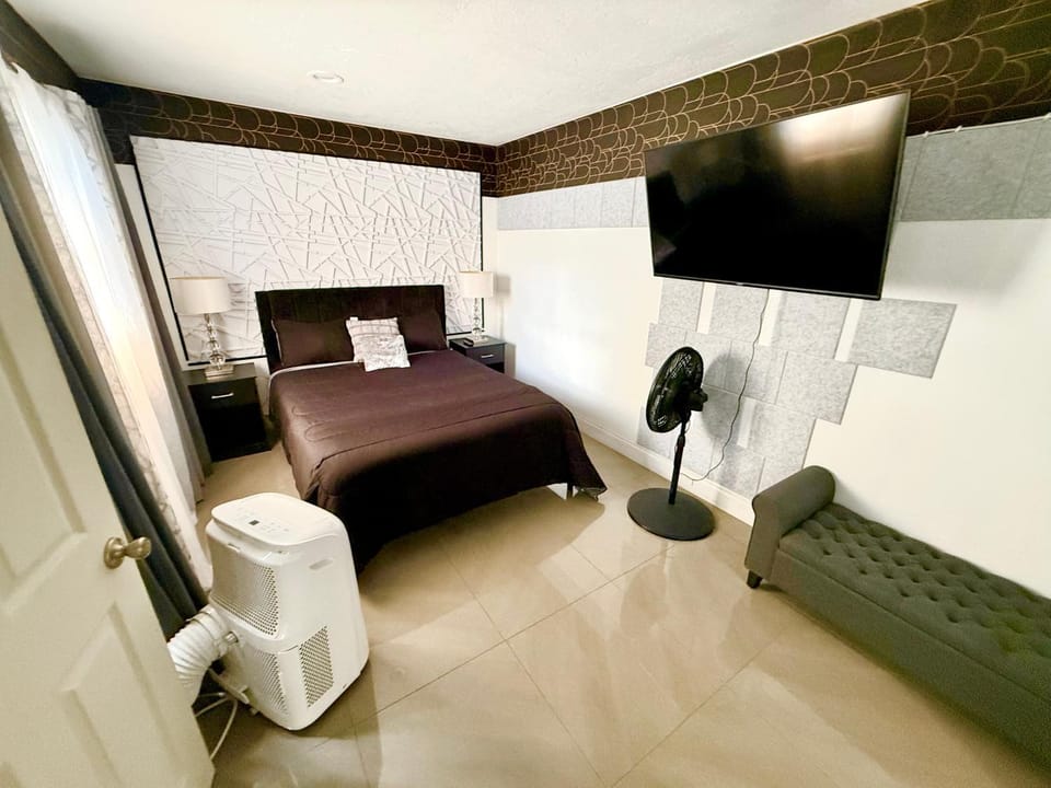 Photo of the whole room, Bedroom
