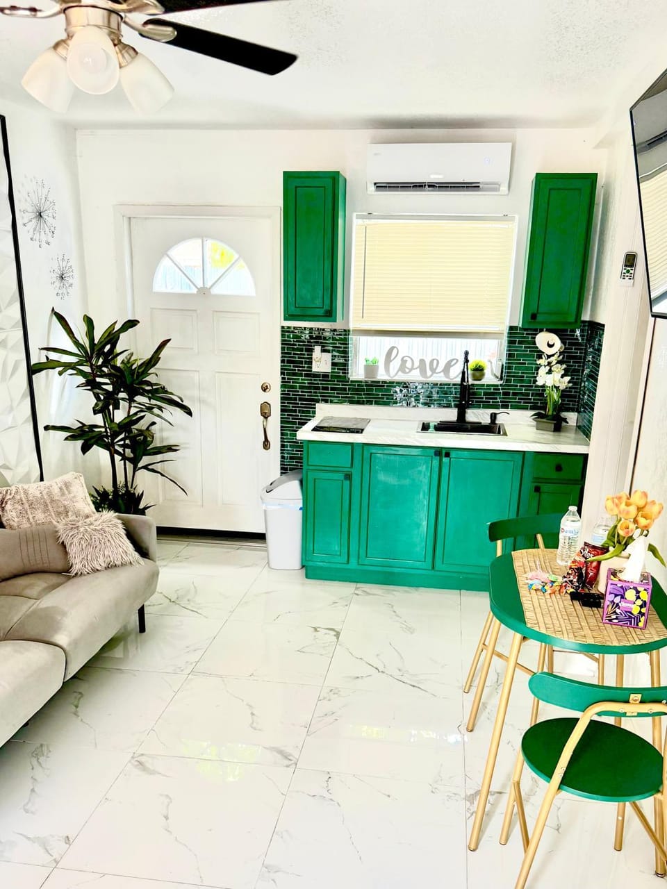 Living room, Seating area, Dining area, pet friendly, stove