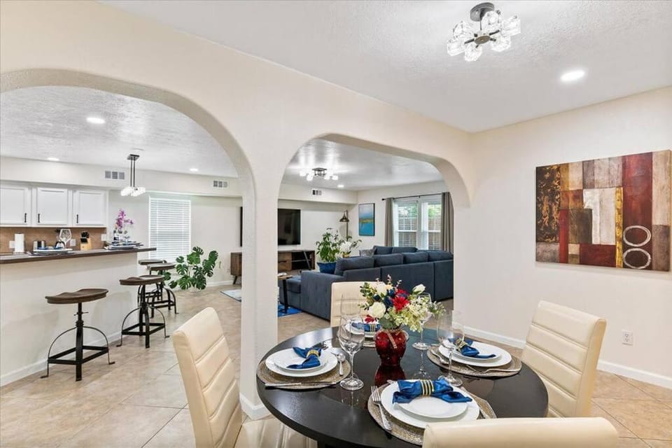 Kitchen or kitchenette, Seating area, Dining area