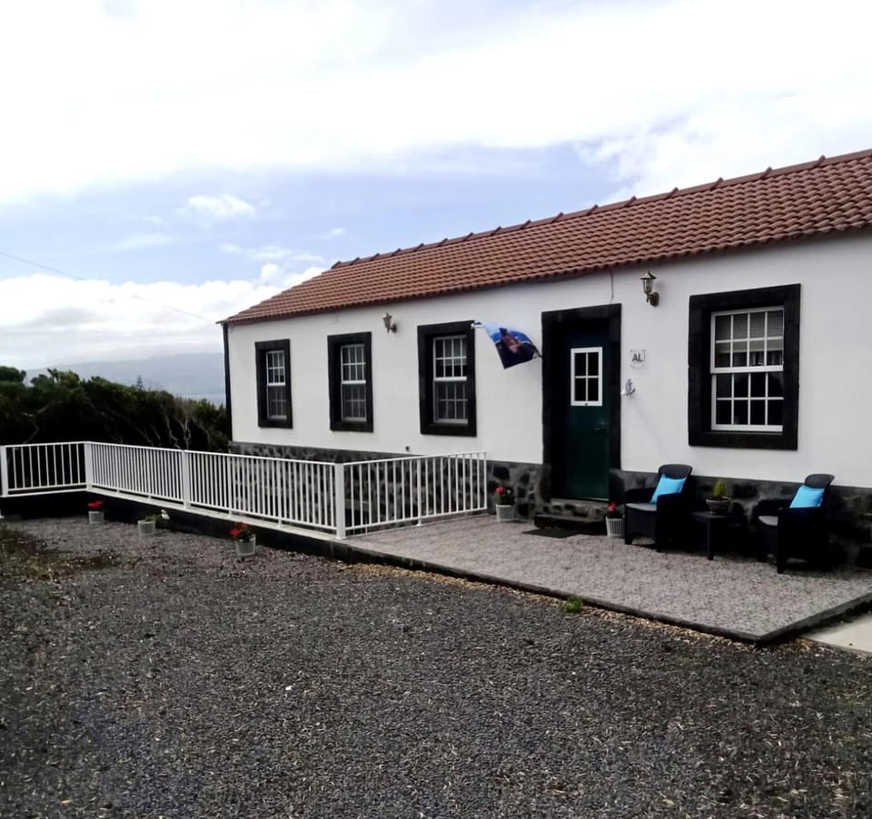 Property building, Patio, Day, Parking