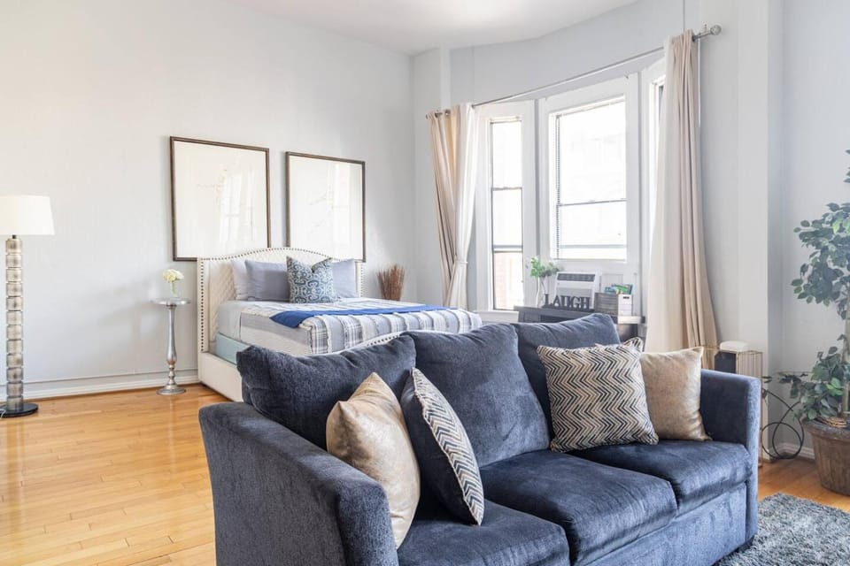 Loft Suite Walk to Conv Center Free Parking Hotel in Gaslamp Quarter