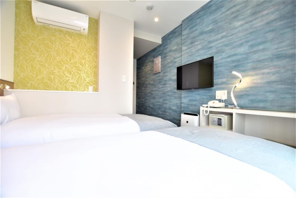 Bed, TV and multimedia, Bedroom