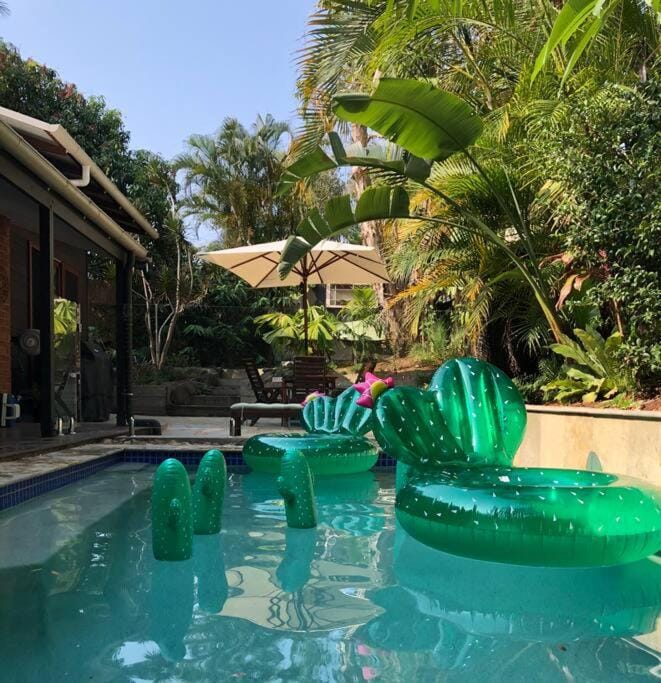 Beach Jungle - Hot Tub, Firepit & Pool in Beachside Oasis House in Byron Bay