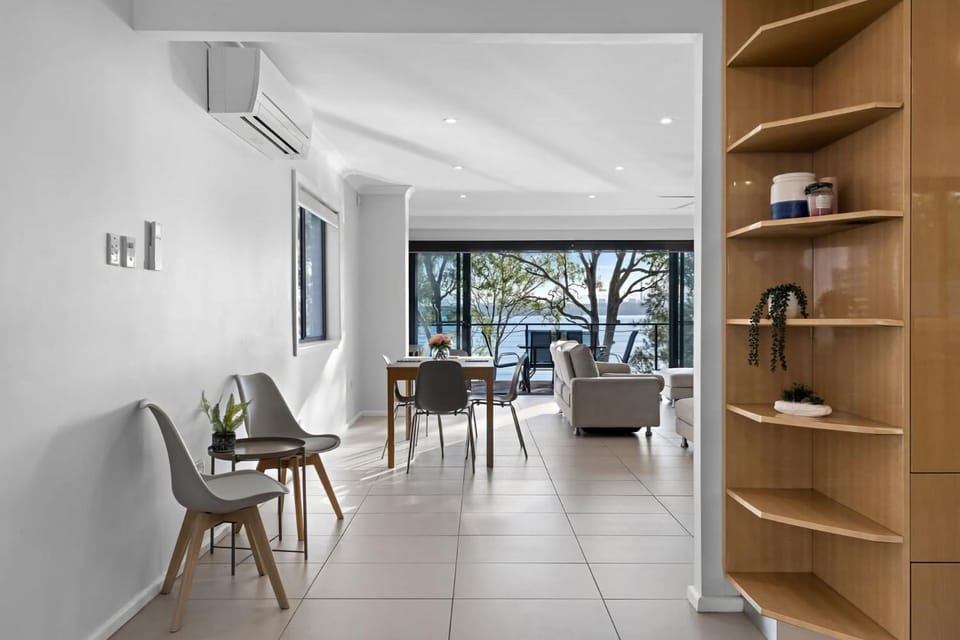 Waterfront Treetops Getaway House in Lake Macquarie