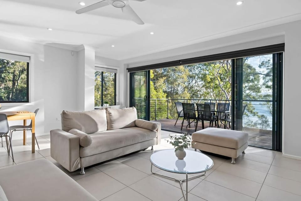 Waterfront Treetops Getaway House in Lake Macquarie