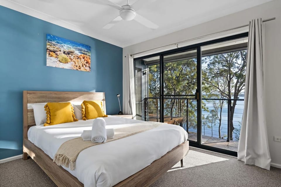 Waterfront Treetops Getaway House in Lake Macquarie