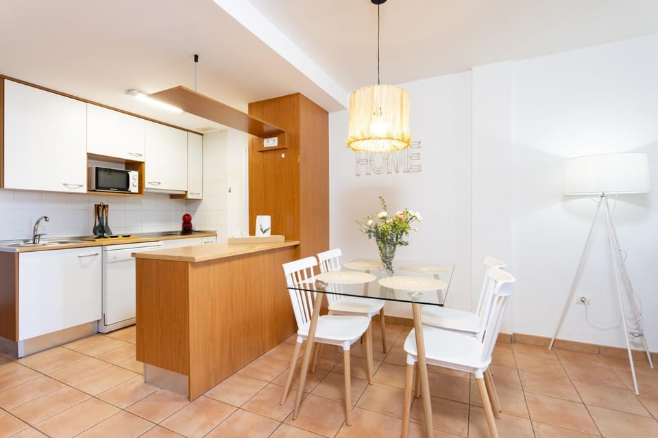 Kitchen or kitchenette, Dining area, dishwasher, minibar, pet friendly, stove