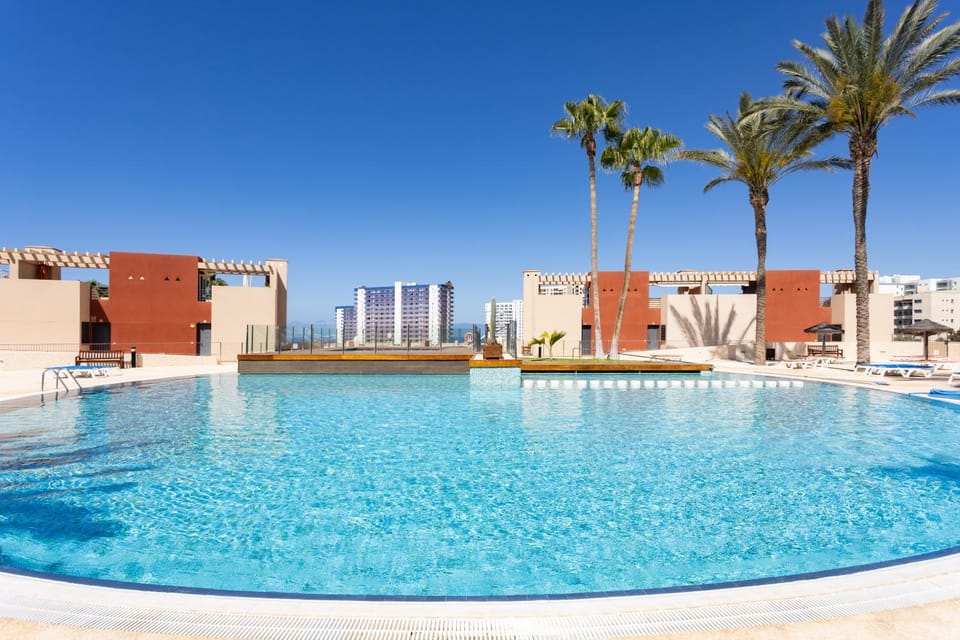 Property building, Swimming pool, sunbed