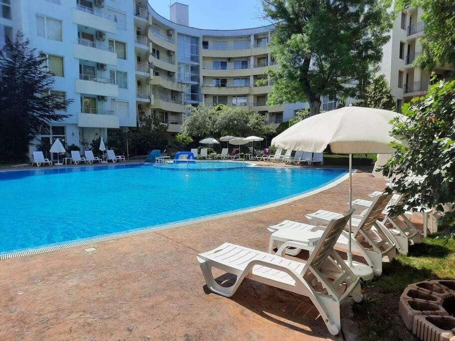 Property building, Patio, Day, Pool view, Swimming pool, Swimming pool, sunbed