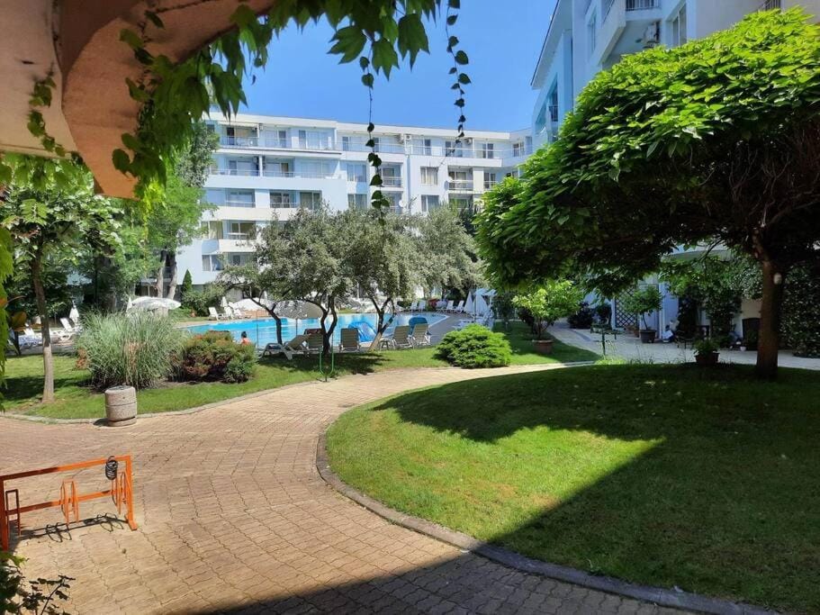 Property building, Day, Natural landscape, Garden, Garden, Garden view, Pool view, Swimming pool, sunbed