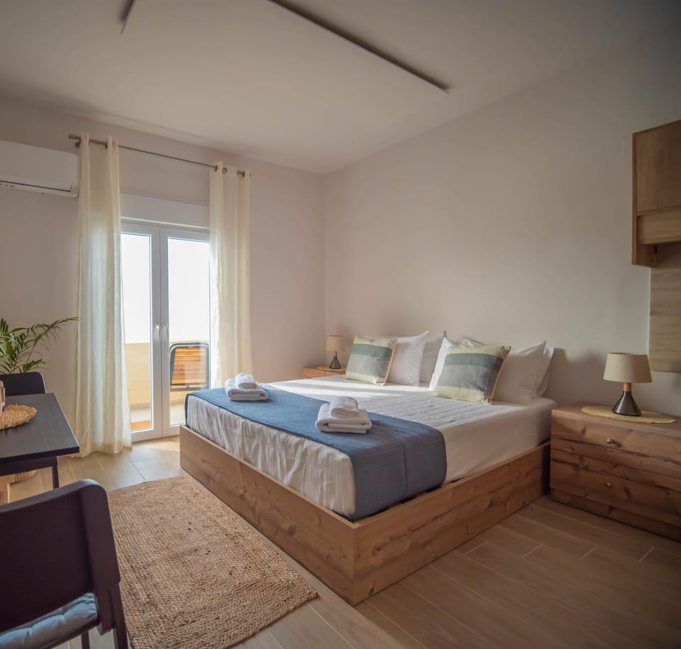 Bed, Bedroom, towels, air conditioner