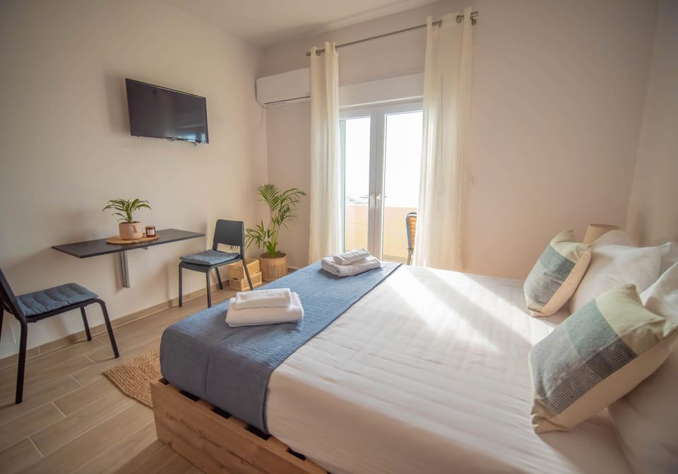 Bed, TV and multimedia, Living room, Photo of the whole room, Seating area, towels, air conditioner