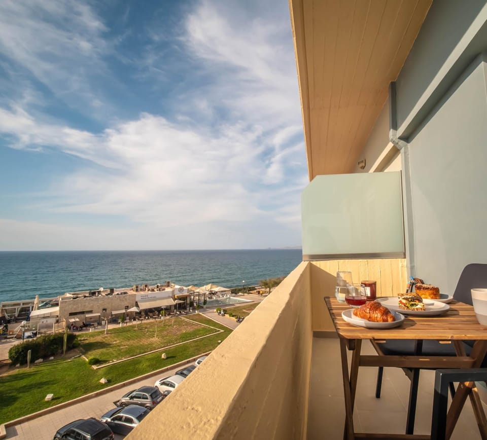 Day, Natural landscape, Balcony/Terrace, Seating area, Dining area, Sea view