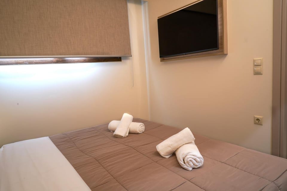 Bed, TV and multimedia, Photo of the whole room, Bedroom, towels