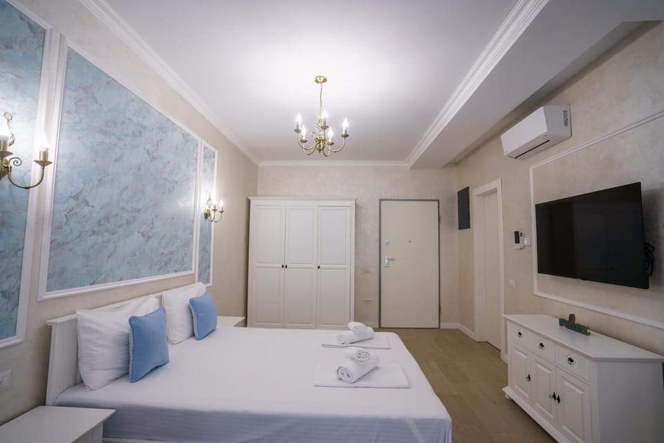 Bed, TV and multimedia, air conditioner