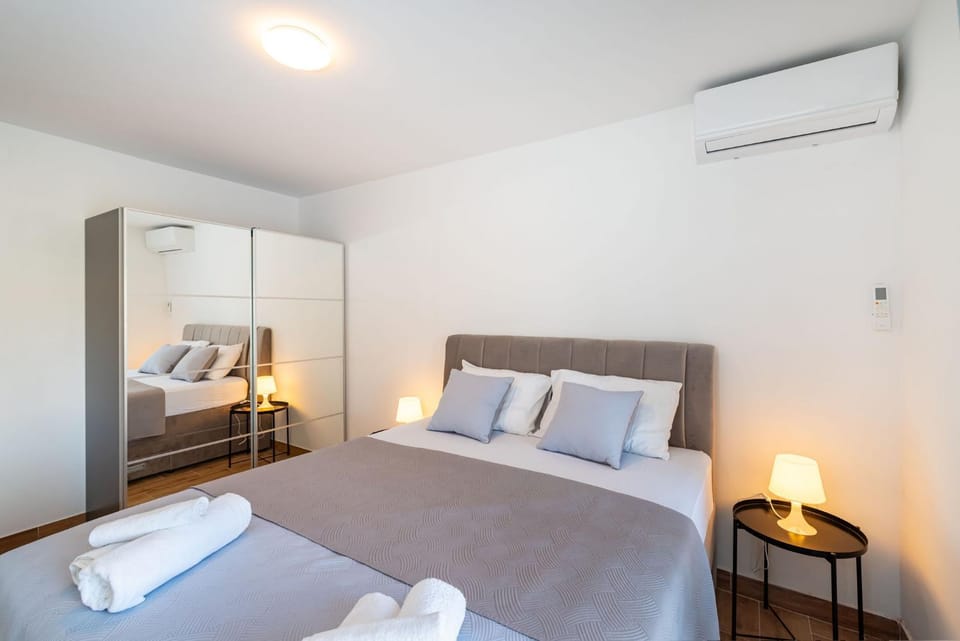 Bed, Photo of the whole room, Bedroom, wardrobe, air conditioner