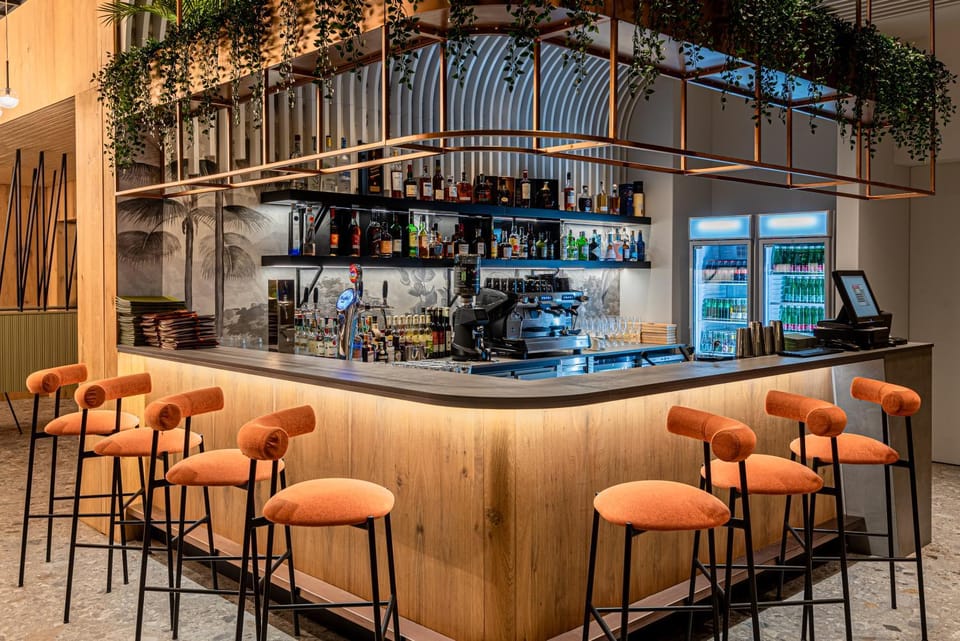 Lounge or bar, Food and drinks
