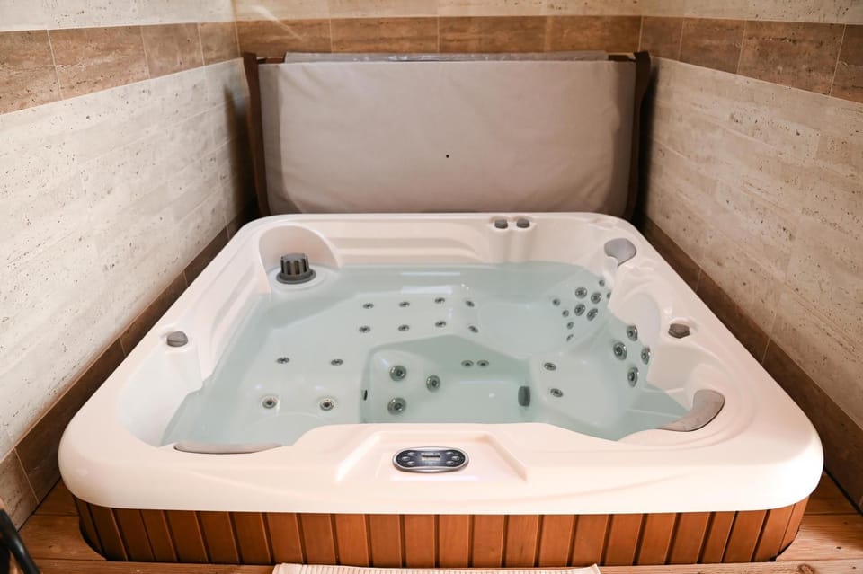 Hot Tub, Swimming pool