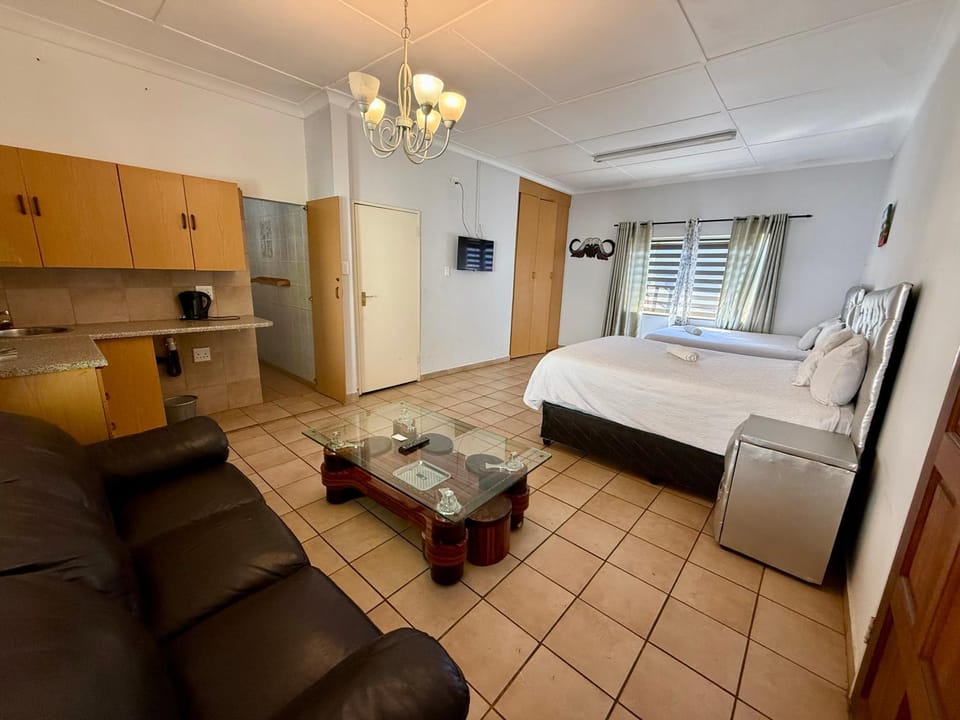 Bed, TV and multimedia, Kitchen or kitchenette, Living room, Photo of the whole room, Seating area, Bedroom, towels, wardrobe