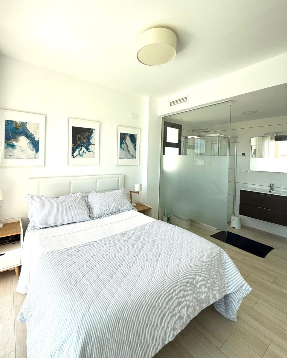 Photo of the whole room, Bedroom